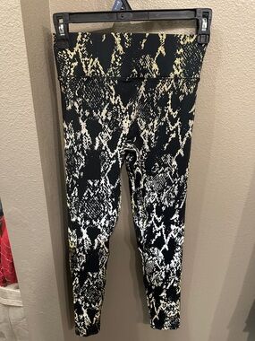 Noli Black and Cream Snake-Print  women Leggings and shiny black and cream color